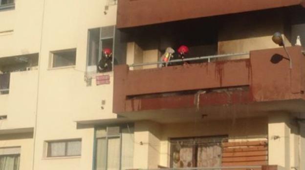 Los bomberos actúan en la vivienda./J.D. ORTEGA