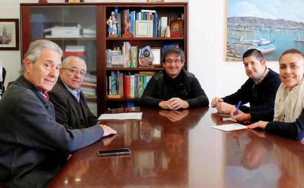 Representantes de la hermandad y del Ayuntamiento de Adra. /Ideal