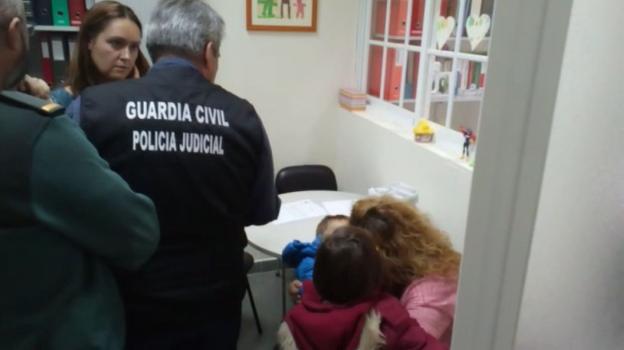 La madre abraza a sus hijos en Portugal tras el reencuentro./G. CIVIL