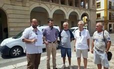 Antonio Maillo con el portavoz municpal y simpatizantes de IU en las puertas del Ayuntamiento. /J. C. G.