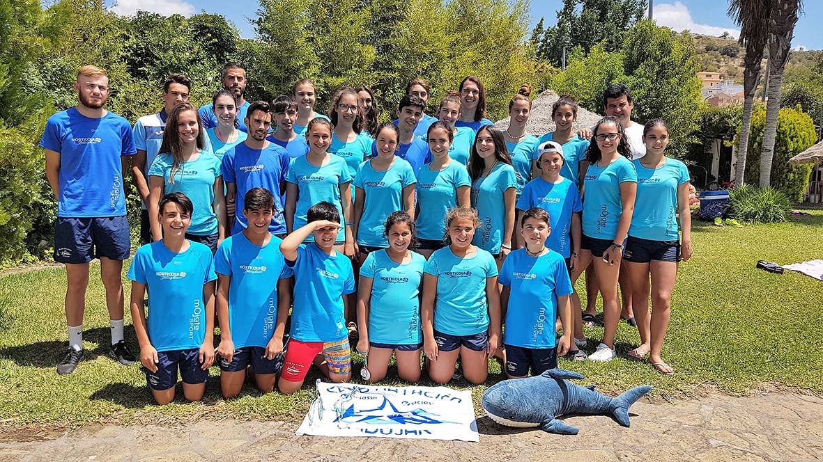 Jóvenes Integrantes del club posan en una foto de familia.
