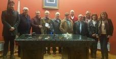 Representantes de los colectivos beneficiados con los responsables de la cooperativa y el alcalde. /J. C. GONZÁLEZ