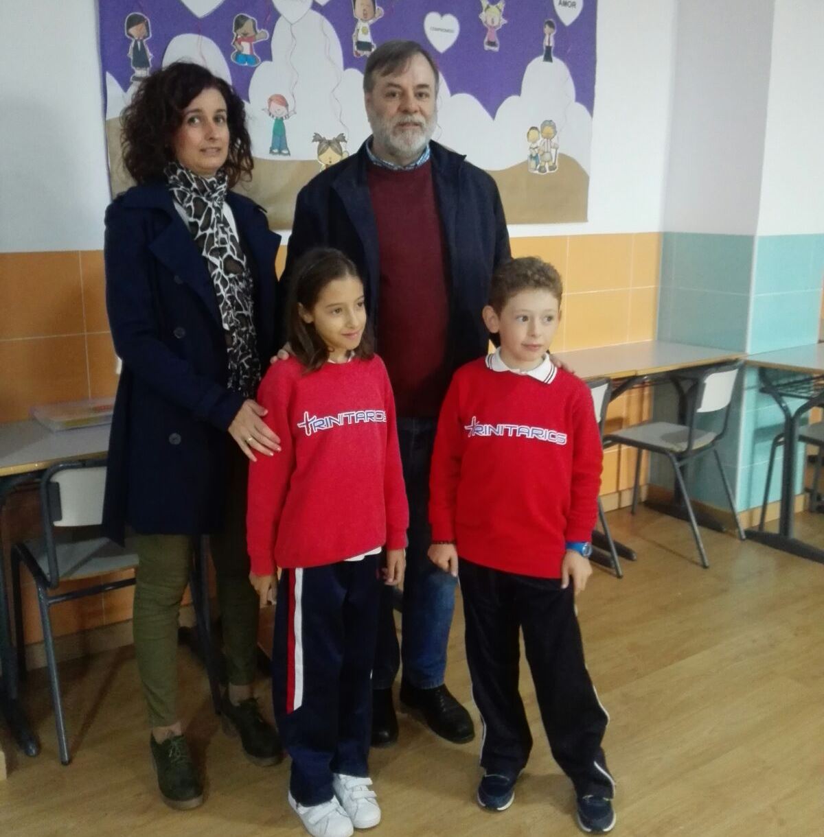 Los jóvenes estudiantes con el director y su profesora. /ANDÚJAR IDEAL