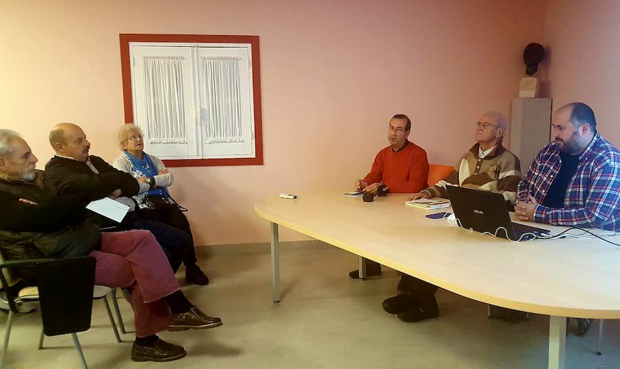 Integrantes de IU durante la charla-coloquio. /J. C. GONZÁLEZ