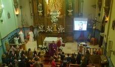 Niños con el padre García portaron sus velas en recuerdo de Gabriel, que luego depositaron con en una cartulina con la figura de un pez. /J. C GONZÁLEZ