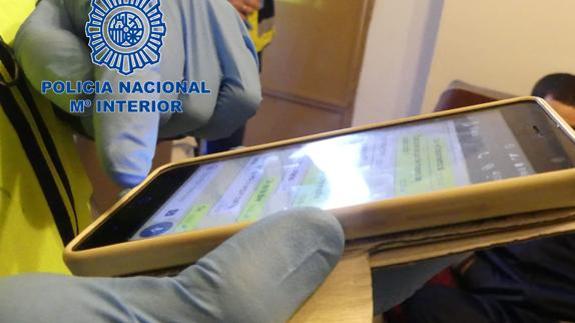 'Cazan' a un pederasta en Granada al encontrar un móvil con 63.000 fotos de contenido pedófilo cerca de un colegio