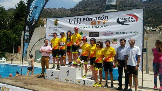 Carrasco, en lo más alto del podio, junto al resto de ganadores en Cazorla.