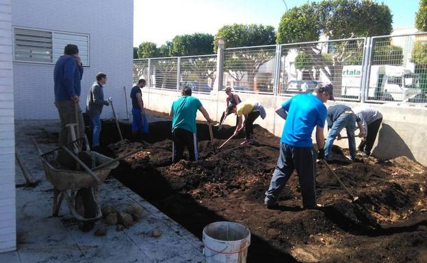 Profesores, padres, alumnos, entidades y voluntarios colaboraron en la creación del jardín./Ideal