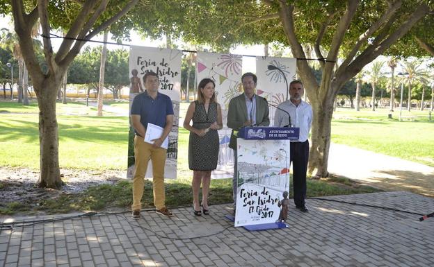 El director de Protección Ciudadana, la concejala de Cultura, el alcalde y el edil de Obras Públicas, ayer desde el Parque Municipal.