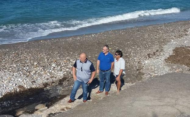 Los concejales socialistas ejidenses, Juan José Callejón y Juan Godoy, y Miguel Suárez, en la playa de Balerma.