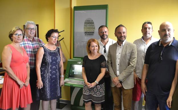 La delegada de Gobierno junto al delegado de Empleo, la secretaria general de UGT-Almería y responsables del sindicato, ayer.