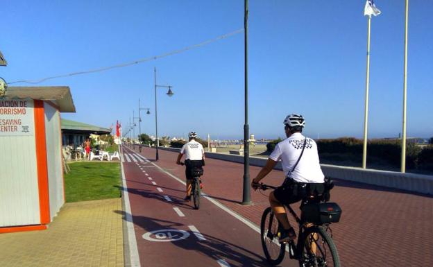 La patrulla policial en bici se dejó ver durante todo el verano por los núcleos costeros del municipio, como Balerma y Almerimar.