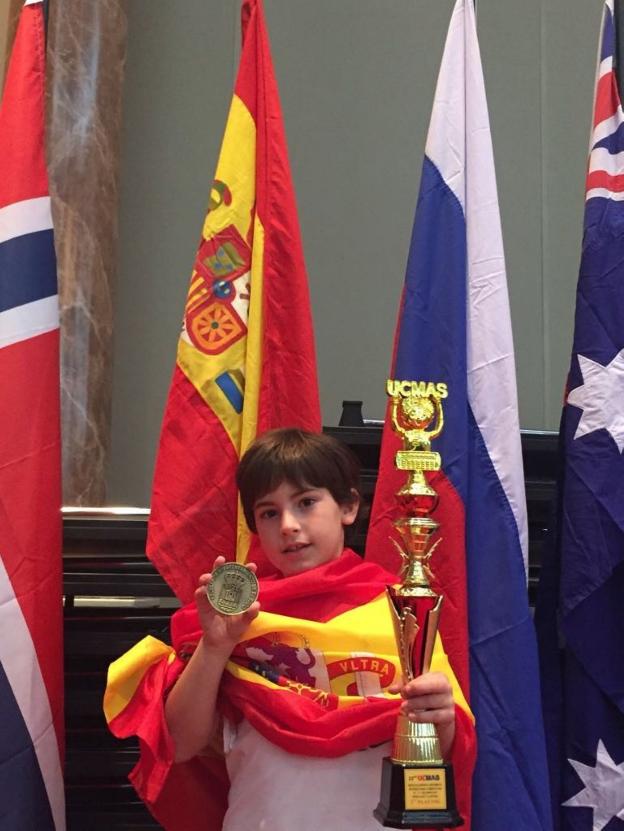 Rodrigo Molero, con su premio, recogido en el día de ayer en Malasia./IDEAL