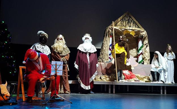 La segunda parte del espectáculo se centró en la interpretación de villancicos por parte de los alumnos de Primero de ESO del IES Murgi. /I. A.