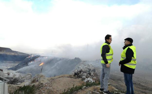 El alcalde, Francisco Góngora, y el concejal de Agricultura, Manuel Gómez, en la zona incendiada. /Ideal