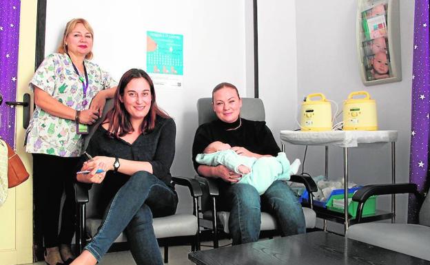 Nieves García, Josefa Ruiz y Tatiana Sidorenk en la sala de extracción de la que pueden hacer uso las mamás donantes /I. A.