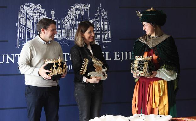 Marco Muñoz, Julia Ibáñez y el Paje Real durante la presentación de la Cabalgata de Reyes. /I. Acién