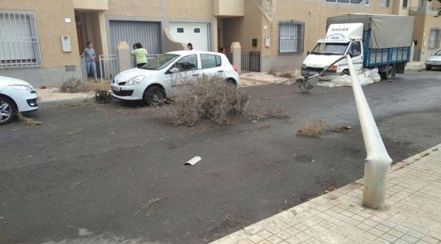 El paso del tornado ocasionó graves daños en el mobiliario urbano./R. S.