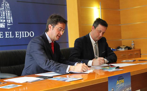 Momento de la firma del acuerdo, con el alcalde de ElEjido y Enrique Perigüell. /I. A.