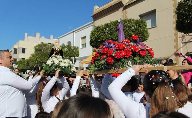 Momento de la primera procesión con las imagenes frente a frente. /I. A.