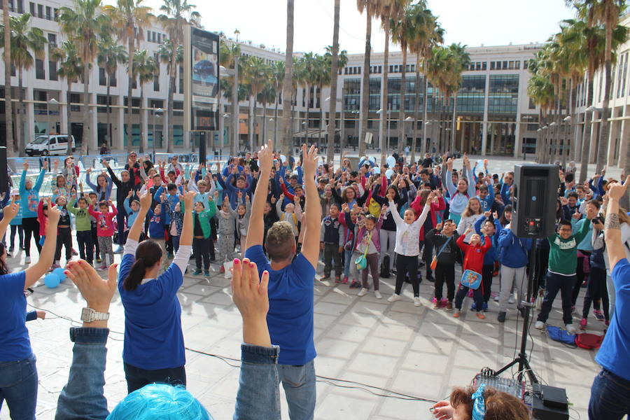 Los estudiantes bailaron y cantaron durante la mañana, antes de comenzar con los juegos. /I. A.