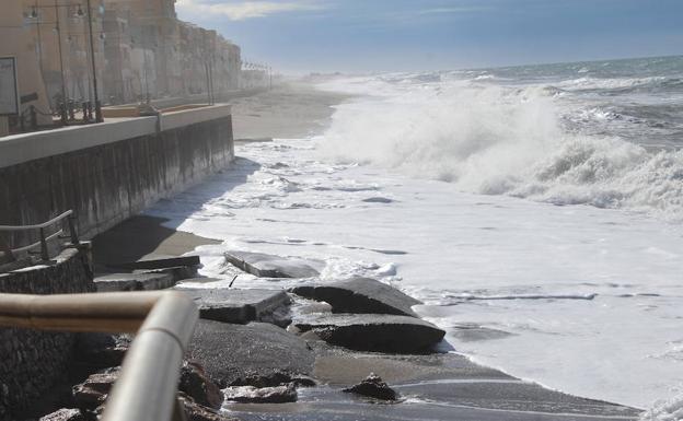 Imagen de la playa de Balerma en la zona del Paseo Marítimo después de los temporales del invierno en el /I. A.