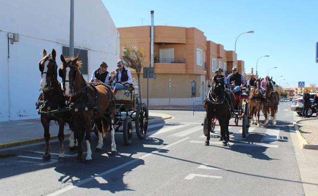 Algunos de los carruajes participantes antes de iniciar el recorrido. /I. A.