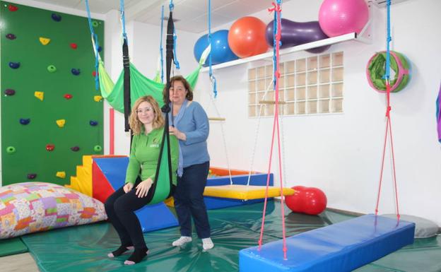 Nazaret Alba Fernández y Mari Navarro en una de las aulas de Neuralba donde se llevará a cabo la escuela de verano./I. A.
