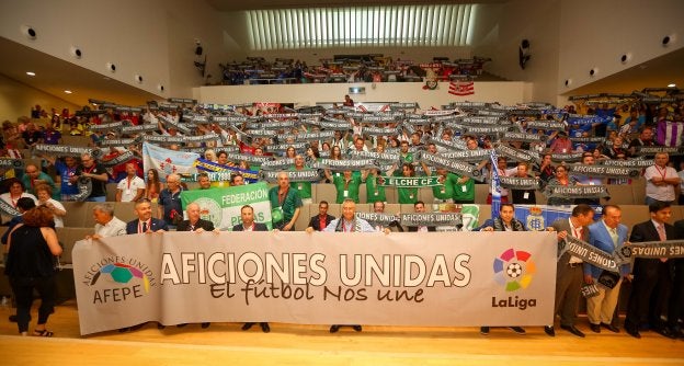 Foto de familia de los aficionados desplazados para asistir a este congreso nacional./FERMÍN RODRÍGUEZ