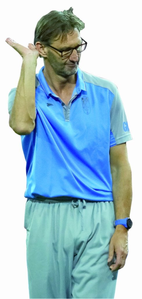 Tony Adams hace un gesto de desaprobación en uno de sus partidos como técnico.