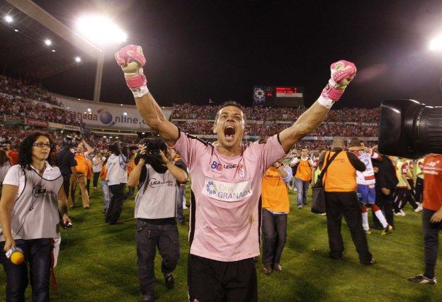 Roberto celebra el pase a la final de los 'play off' de ascenso.