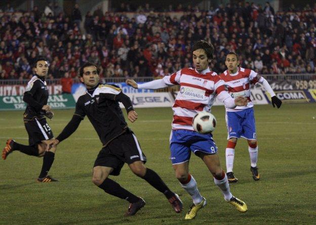 Carlos Calvo intenta controlar el balón en un partido ante el Albacete.