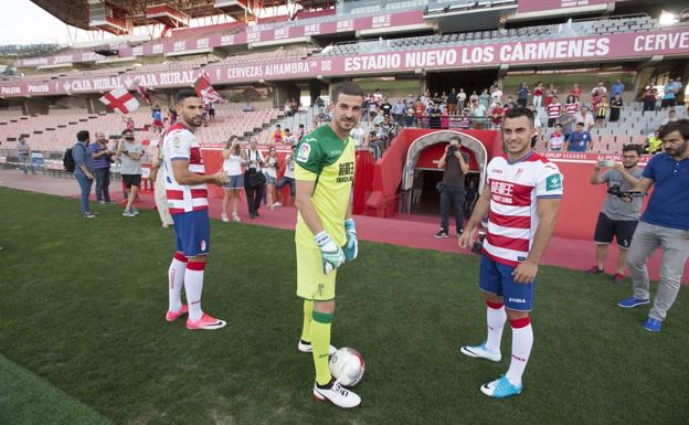 Antonio Puertas, Javi Varas y Joselu, durante su presentación ayer sobre el césped de Los Cármenes.