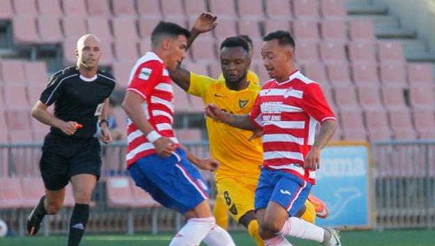 Grande (izquierda) y Juancho (derecha) intentan controlar un balón sin dueño.