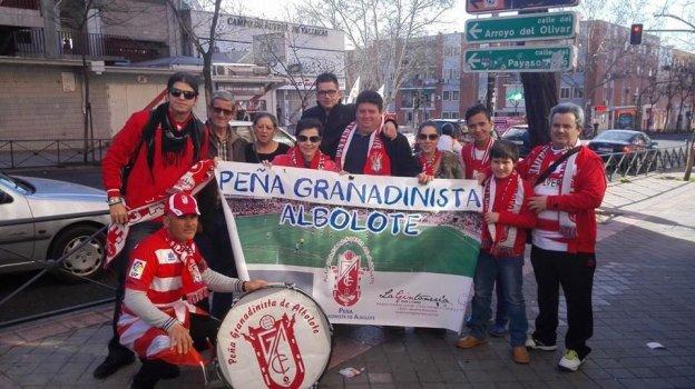 Integrantes de la peña granadinista de Albolote, posando delante del campo del Rayo Vallecano.