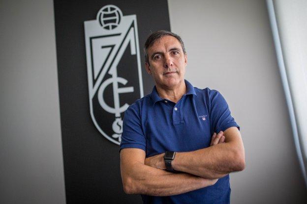 Manolo Salvador, director deportivo del Granada, posa en la ciudad deportiva del club.