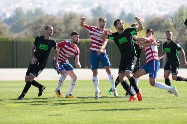 Centro al área en el partido entre Granada B y Badajoz./ALFREDO AGUILAR