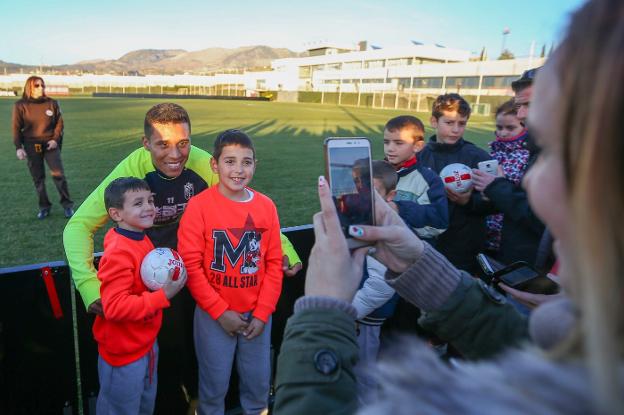 Dos chavales sonríen junto a Darwin Machis, uno de los más solicitados para las fotos./Ramón L. Pérez