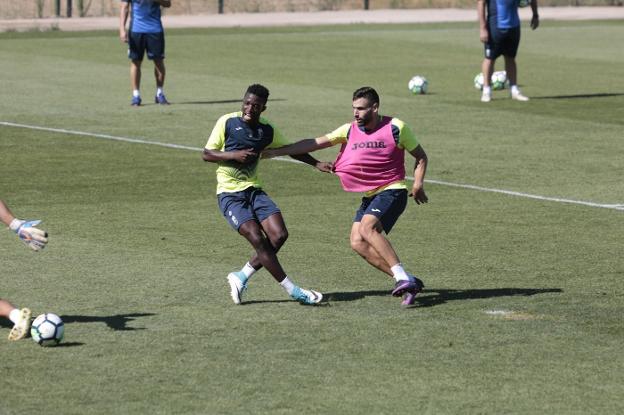 Puertas es agarrado por Pape, del filial, en un entrenamiento./ALFREDO AGUILAR