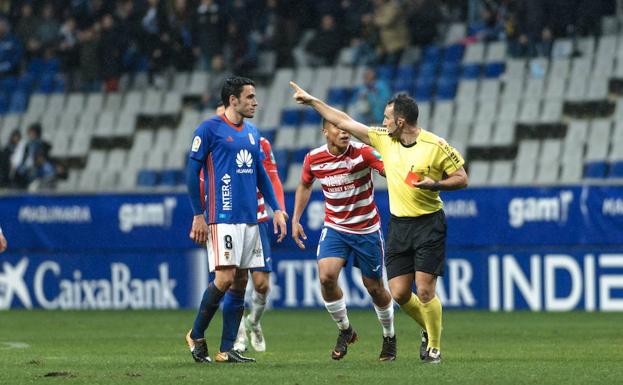 Machís protesta al árbitro tras ver la roja ante el Oviedo/LOF