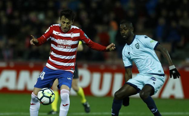 Espinosa controla un balón ante la presión de Diamanka/ /LALIGA