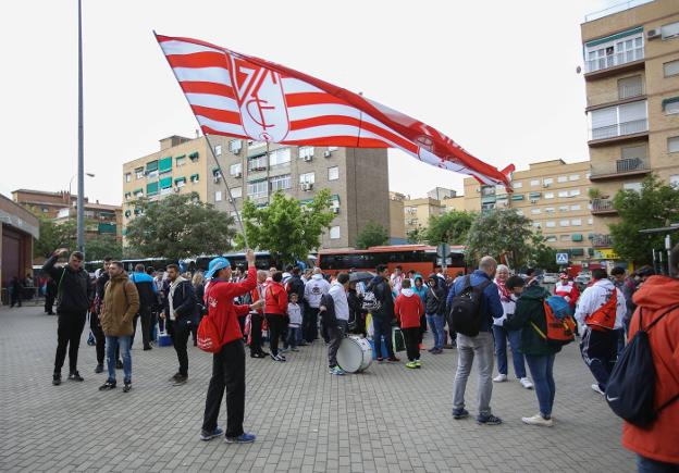 Aficionados del Granada preparados para viajar en las horas previas a un partido./FERMÍN RODRÍGUEZ