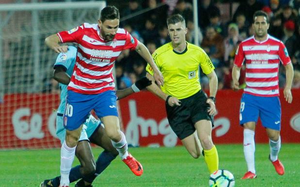 Puertas intenta enhebrar una jugada ante el Numancia. /R. L. P.