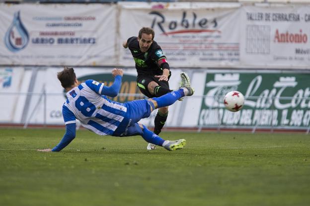 Pablo González dispara a puerta en el partido ante el Lorca Deportiva./AGENCIA LOF
