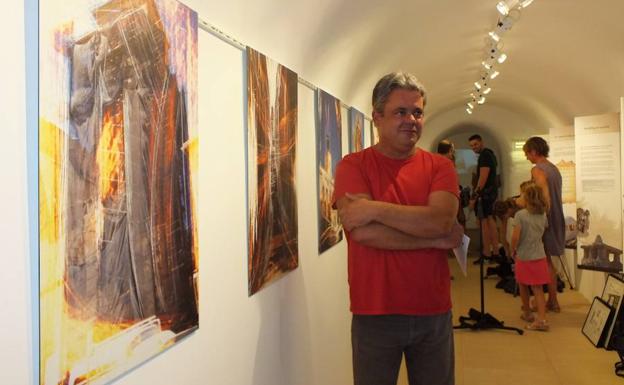 El autor junto a su obra en el Centro de Interpretación.