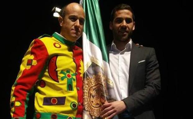 El actual Cascamorras, Emilio Delgado, y el próximo, José M. Heras. /IDEAL GUADIX