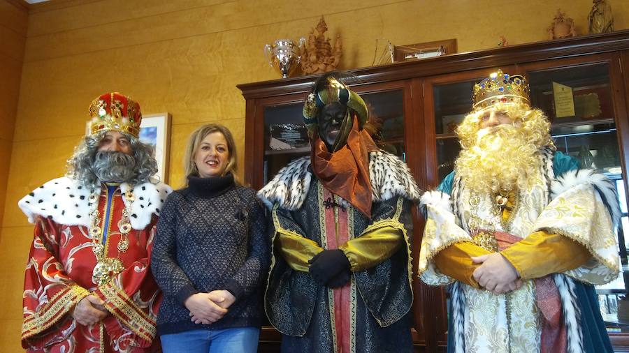 Los Reyes Magos han visitado a la alcaldesa para ultimar todos los detalles de la cabalgata. /IDEAL GUADIX