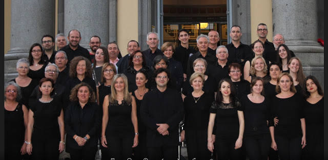 El coro Manuel de Falla acompaña a la formación. /I. G.