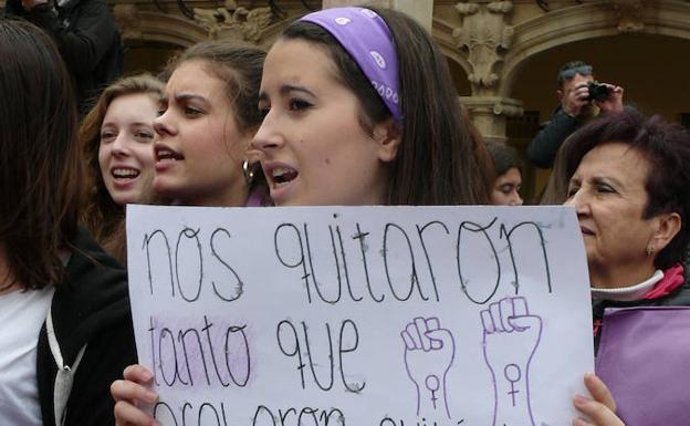 Guadix recuerda a Ana López Ariza en la concentración mensual contra la violencia de género