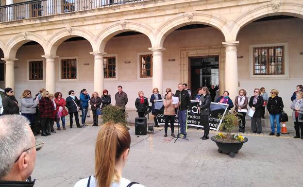La concentración mensual contra la violencia de género recuerda a Ana López Ariza en el aniversario de su asesinato